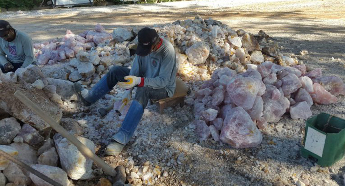 minero (garimpeiro) separando el cuarzo rosa de su matriz