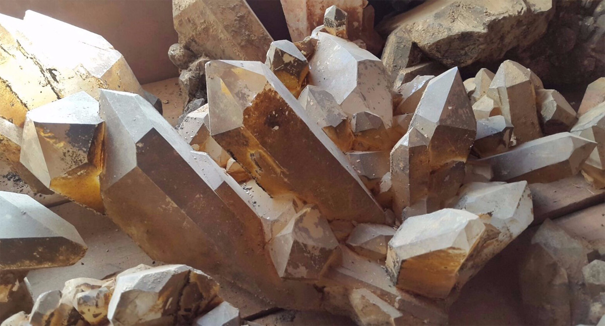 drusa de cuarzo sin limpiar