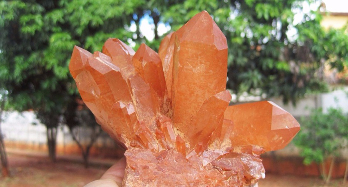 drusa de cuarzo rojo sin pulir