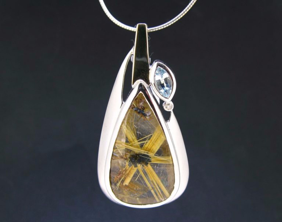 colgante de cuarzo rutilado y topacio azul