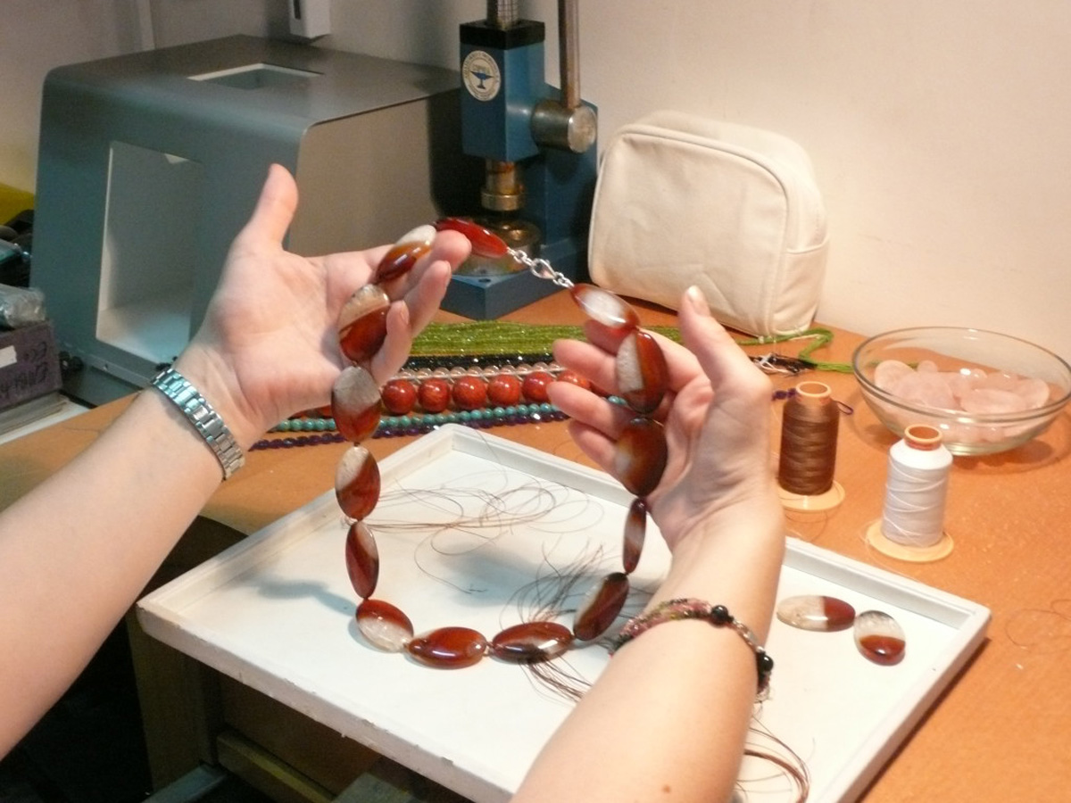 elaboracion de un collar de agata cornalina