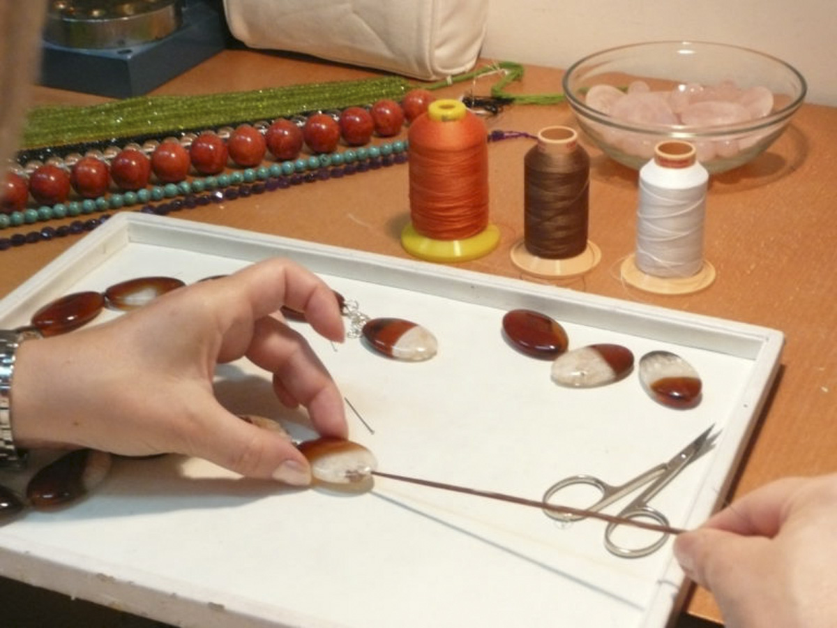 elaboracion de un collar de agata cornalina