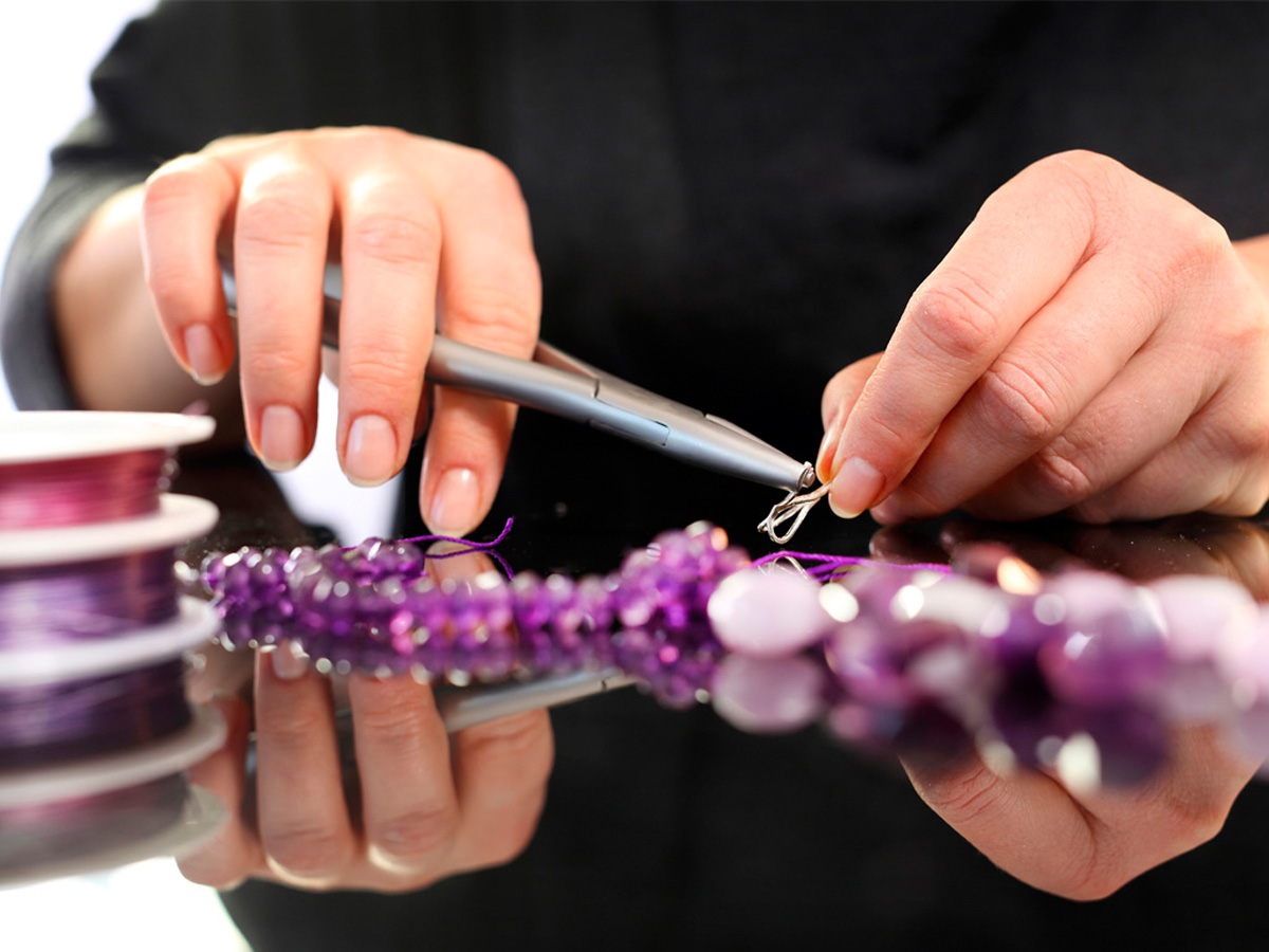 elaboracion de un collar de amatista