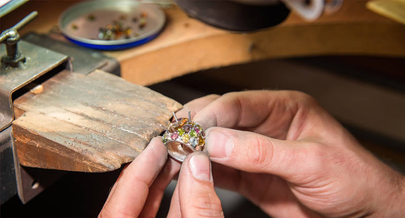 elaboracion de la joyeria con mineral