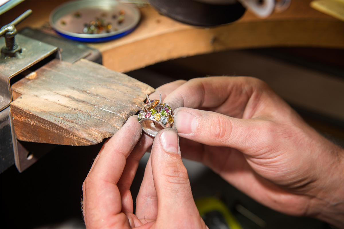 elaboracion de la joyeria con mineral