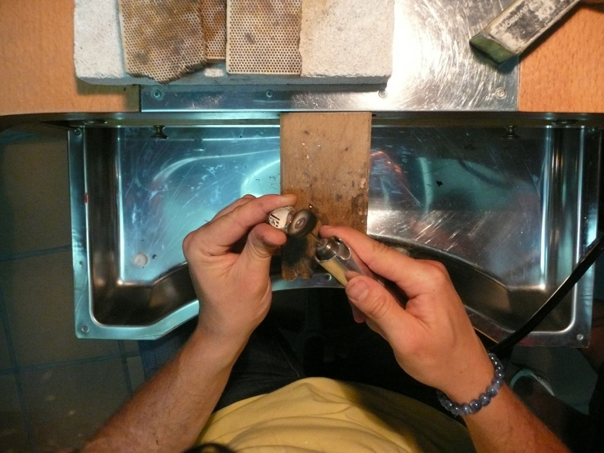 pulido de la plata de un anillo