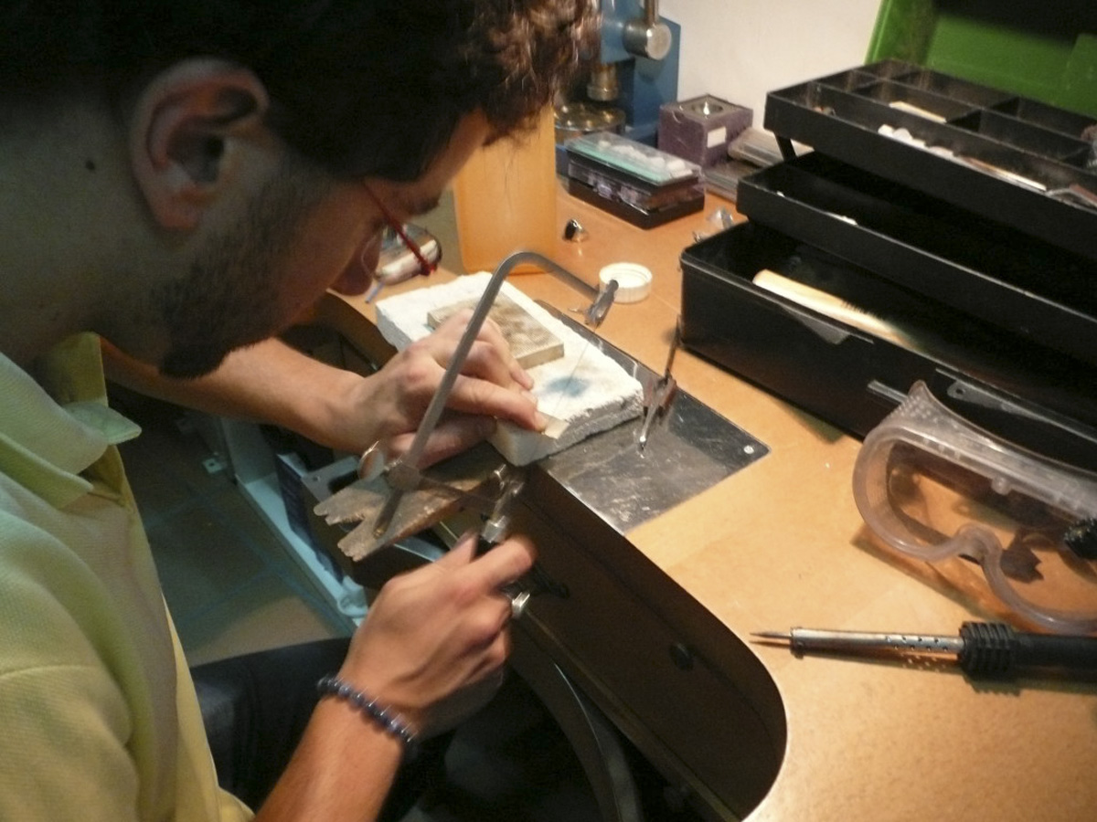 sierra de piezas de plata soldando un anillo