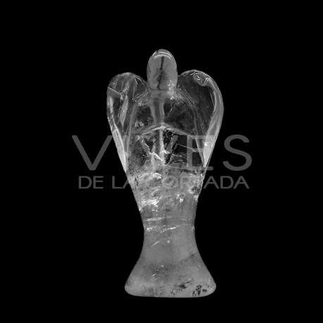 Anjos esculpidos em quartzo branco.