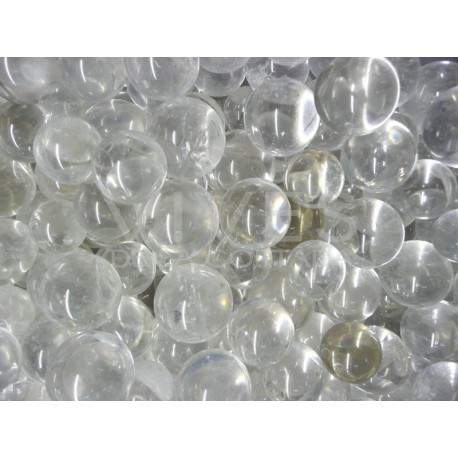 Pequenas bolas de quartzo transparente