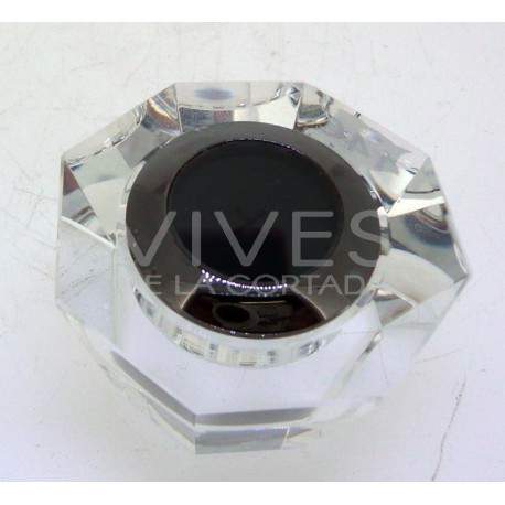 Expositor de vidrio tallado en forma de barril.